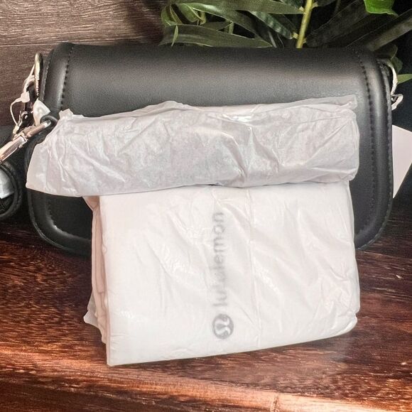 lululemon athletica Cactus Leather Alternative Mini Bag 1.2L in Black. NWT! - Picture 16 of 16